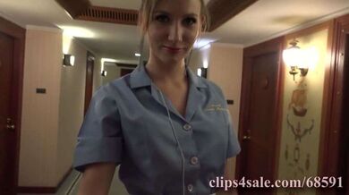 酒店看A片，美女客房服务忍受不住诱惑，操嘴深喉大量颜射，脸上挂着精液打扫卫生